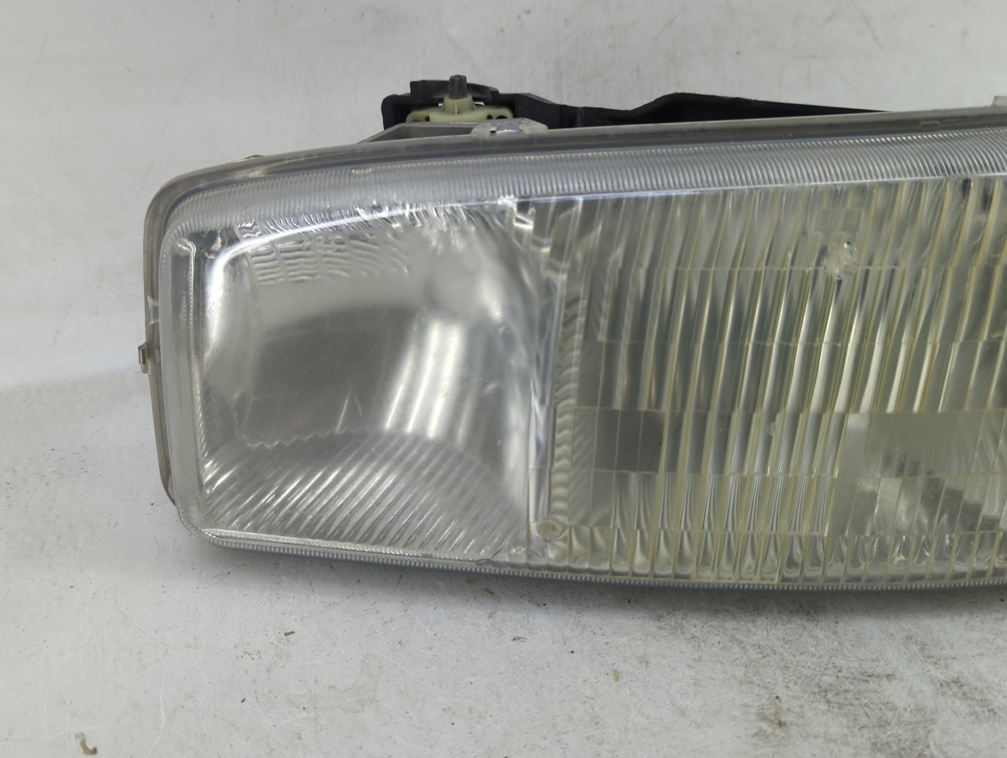 Gmc Sierra 1500 Pickup Driver Left Oem Head Light Headlight Lamp - Oemusedautoparts1.com