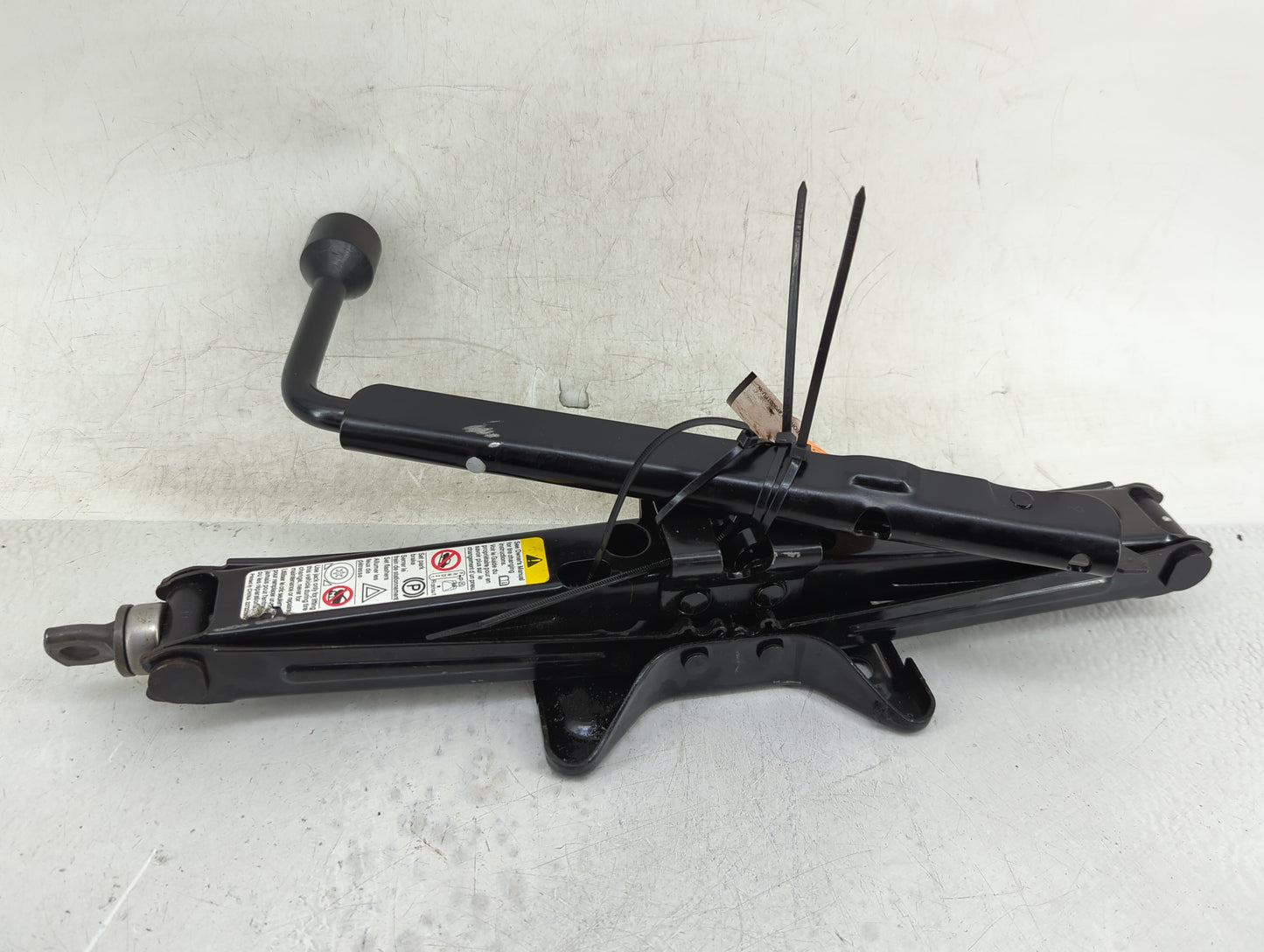 2017 Gmc Terrain Spare Scissor Car Jack 1127773 - Oemusedautoparts1.com