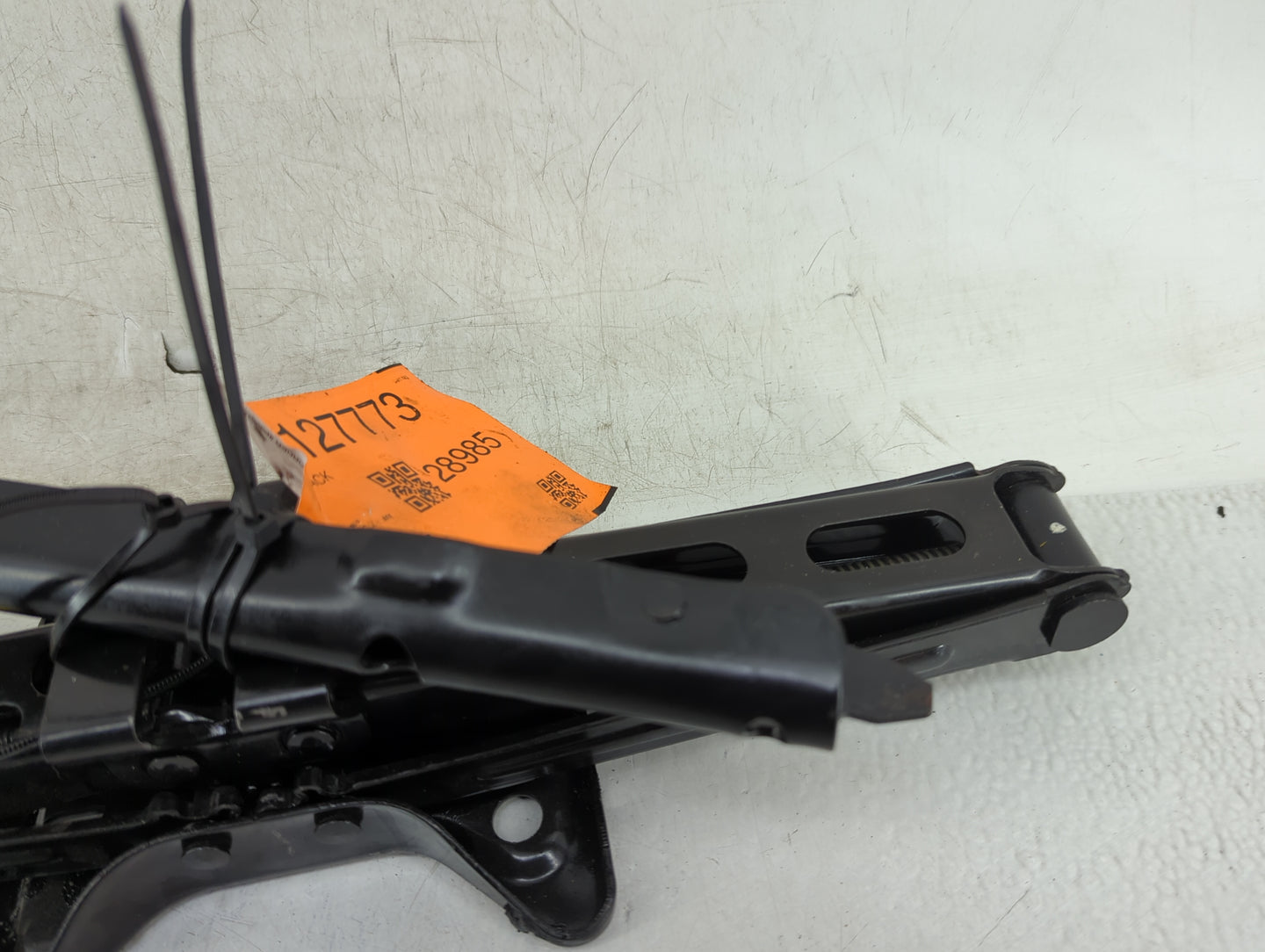 2017 Gmc Terrain Spare Scissor Car Jack 1127773 - Oemusedautoparts1.com