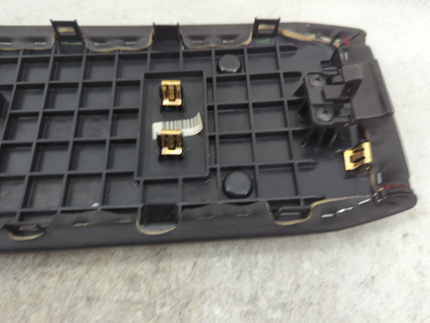 2010-2011 Gmc Terrain Center Console Armrest Cover Lid Fits Fits 2010 2011 OEM Used Auto Parts - Oemusedautoparts1.com