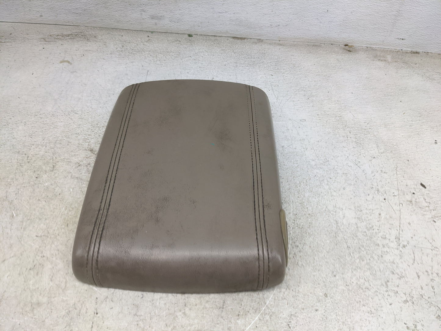 2003-2006 Gmc Yukon Center Console Armrest Cover Lid Fits Fits 2003 2004 2005 2006 OEM Used Auto Parts - Oemusedautoparts1.c
