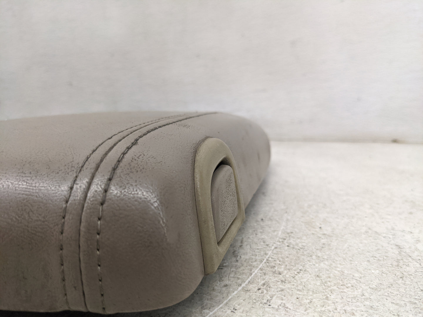 2003-2006 Gmc Yukon Center Console Armrest Cover Lid Fits Fits 2003 2004 2005 2006 OEM Used Auto Parts - Oemusedautoparts1.c