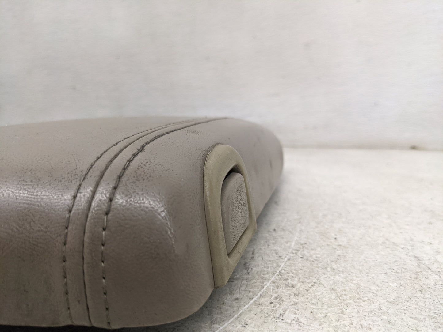 2003-2006 Gmc Yukon Center Console Armrest Cover Lid Fits Fits 2003 2004 2005 2006 OEM Used Auto Parts - Oemusedautoparts1.c