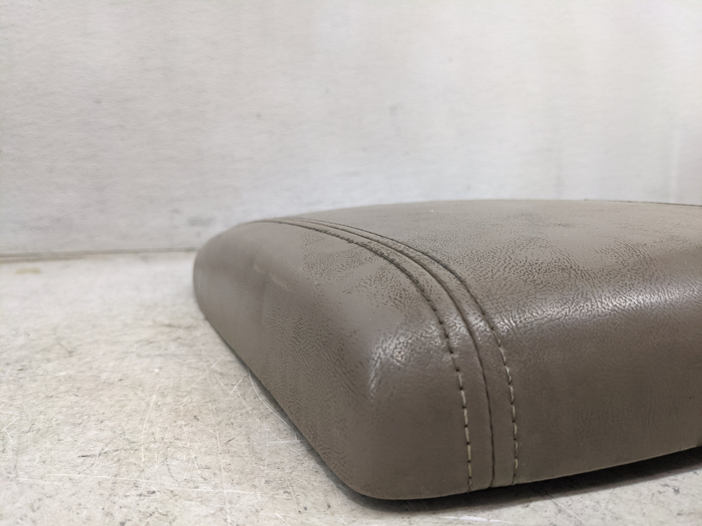 2003-2006 Gmc Yukon Center Console Armrest Cover Lid Fits Fits 2003 2004 2005 2006 OEM Used Auto Parts - Oemusedautoparts1.c