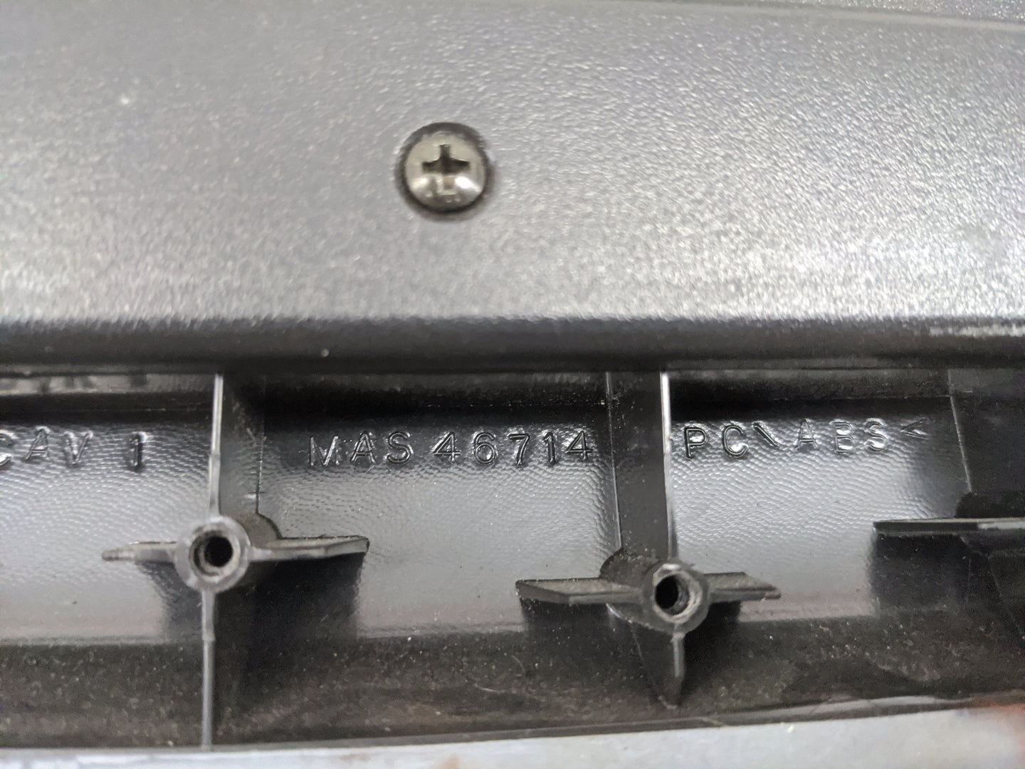 2003-2006 Gmc Yukon Center Console Armrest Cover Lid Fits Fits 2003 2004 2005 2006 OEM Used Auto Parts - Oemusedautoparts1.c