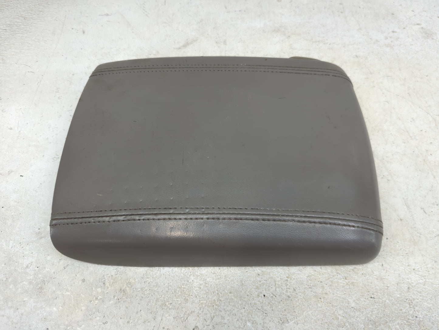 2003-2006 Gmc Yukon Center Console Armrest Cover Lid Fits Fits 2003 2004 2005 2006 OEM Used Auto Parts - Oemusedautoparts1.c