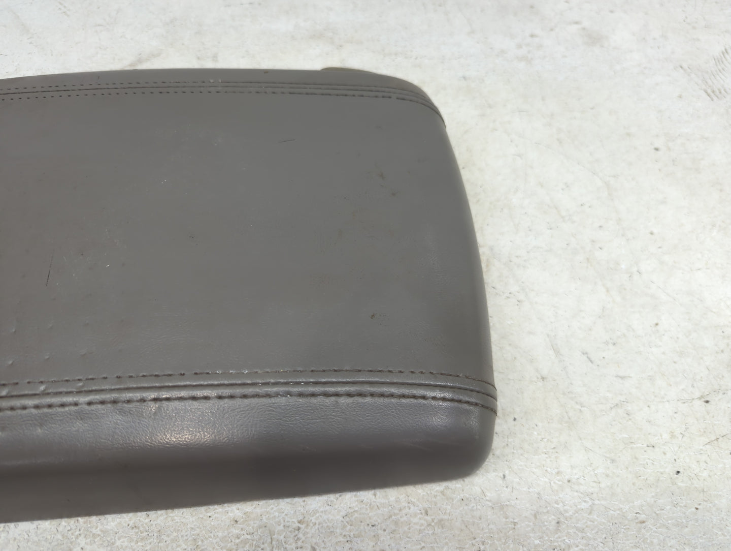 2003-2006 Gmc Yukon Center Console Armrest Cover Lid Fits Fits 2003 2004 2005 2006 OEM Used Auto Parts - Oemusedautoparts1.c