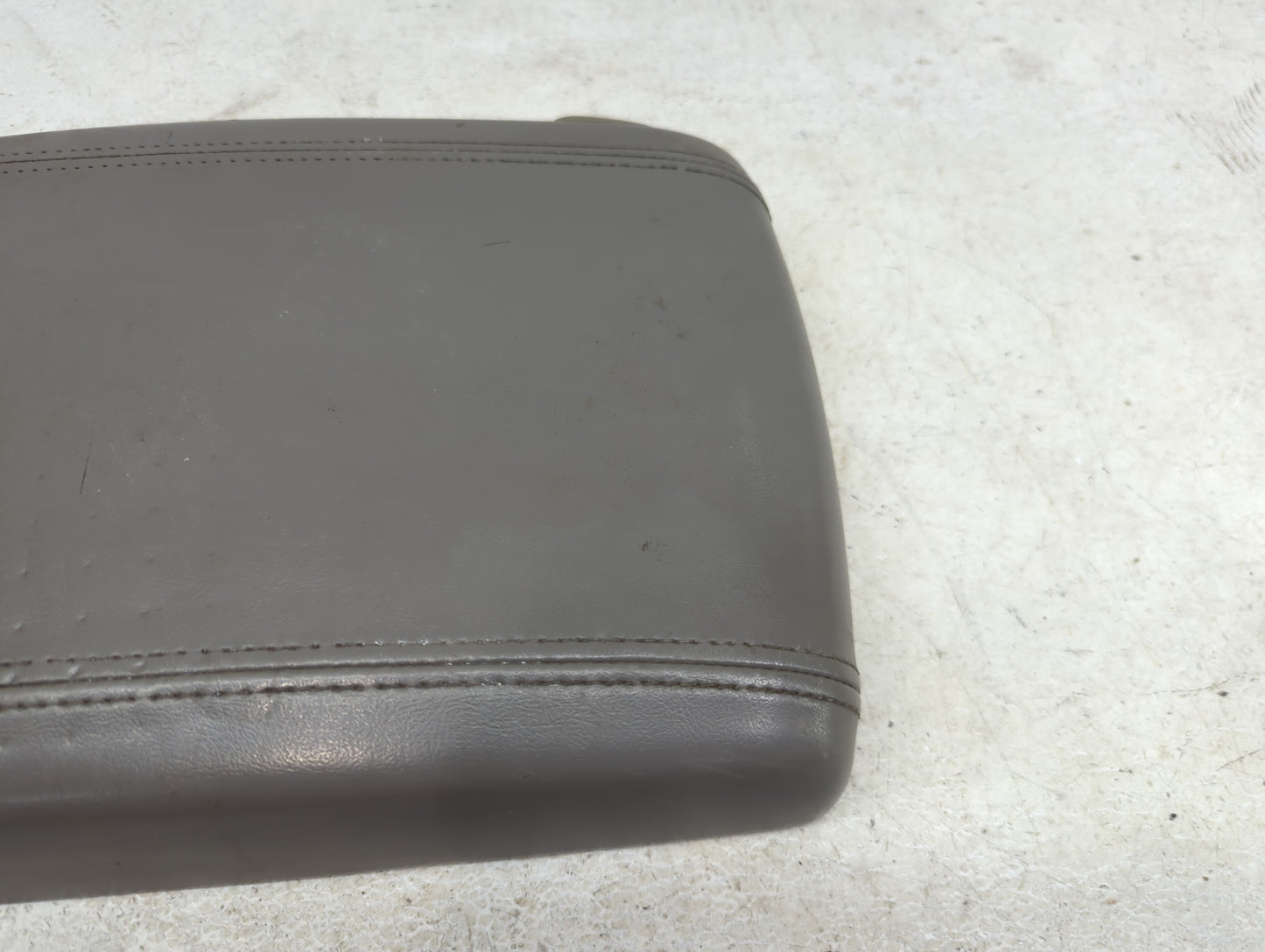 2003-2006 Gmc Yukon Center Console Armrest Cover Lid Fits Fits 2003 2004 2005 2006 OEM Used Auto Parts - Oemusedautoparts1.c