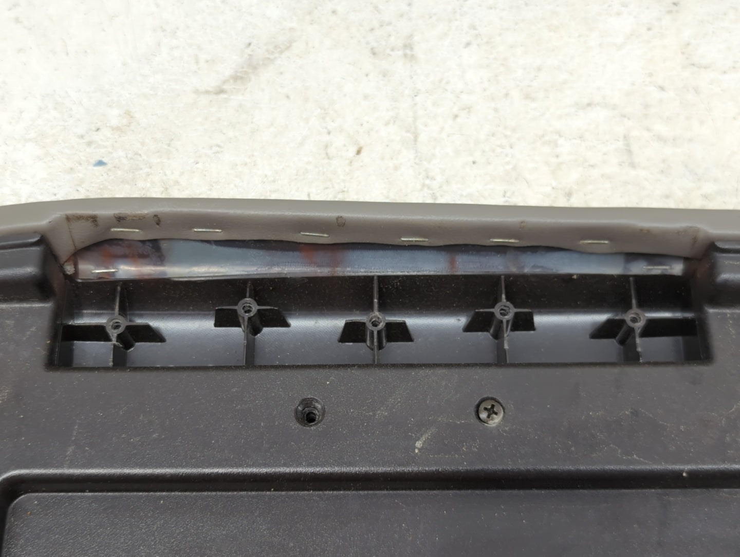 2003-2006 Gmc Yukon Center Console Armrest Cover Lid Fits Fits 2003 2004 2005 2006 OEM Used Auto Parts - Oemusedautoparts1.c