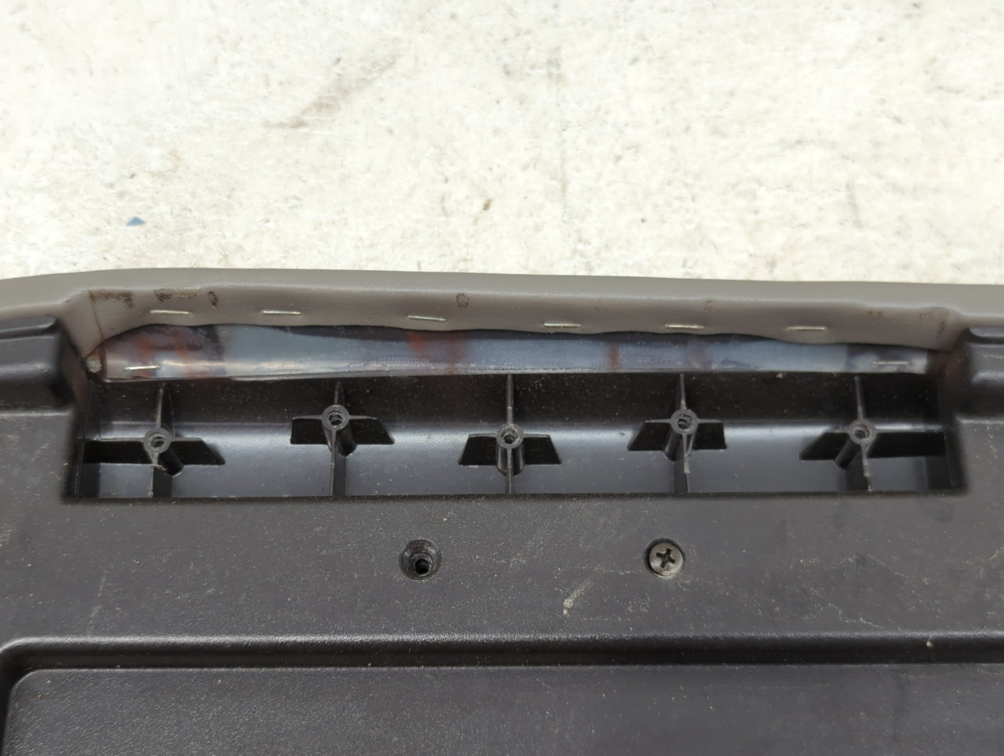 2003-2006 Gmc Yukon Center Console Armrest Cover Lid Fits Fits 2003 2004 2005 2006 OEM Used Auto Parts - Oemusedautoparts1.c