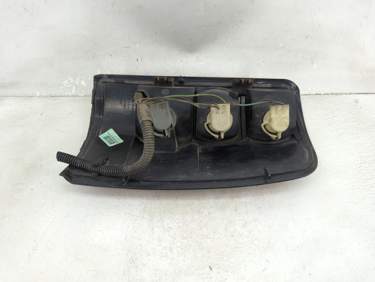 2004-2006 Gmc Yukon Tail Light Assembly Driver Left OEM Fits Fits 2004 2005 2006 OEM Used Auto Parts - Oemusedautoparts1.com