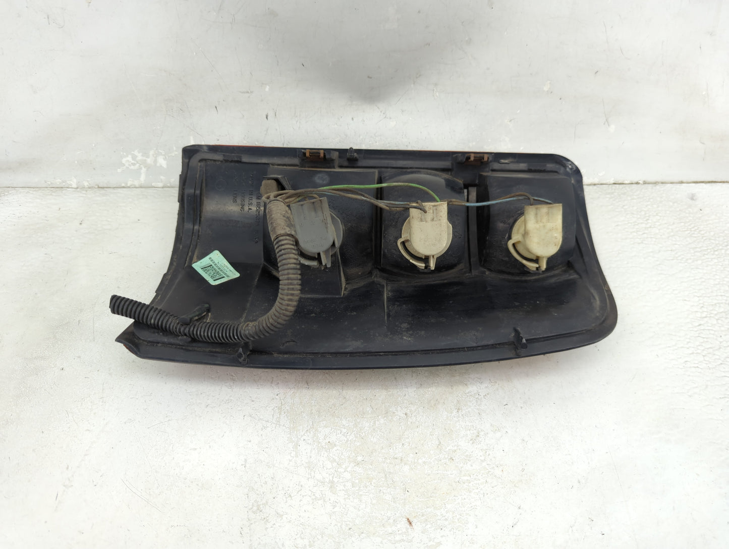 2004-2006 Gmc Yukon Tail Light Assembly Driver Left OEM Fits Fits 2004 2005 2006 OEM Used Auto Parts - Oemusedautoparts1.com
