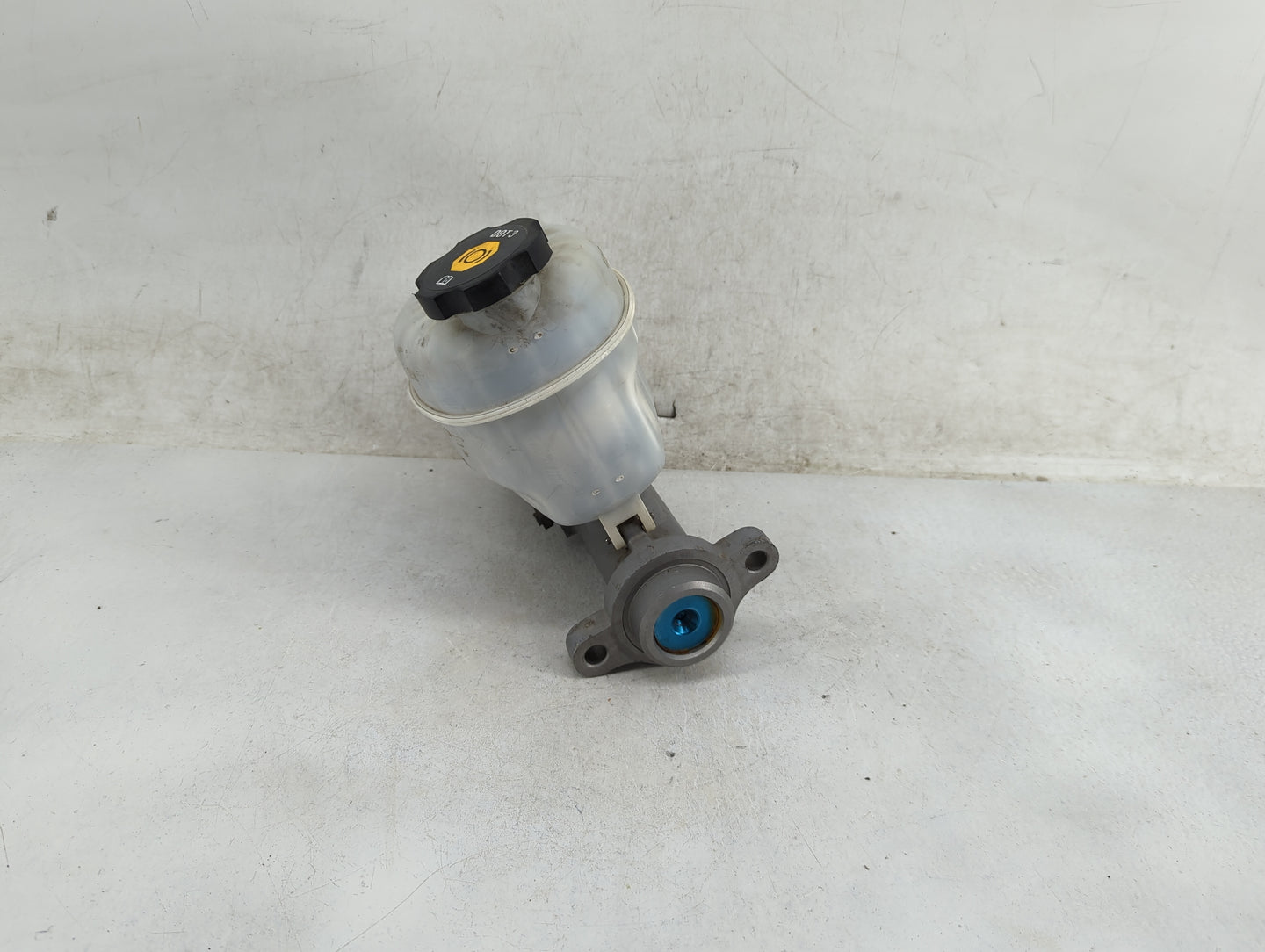 2003-2006 Gmc Yukon Brake Master Cylinder 1255627 - Oemusedautoparts1.com