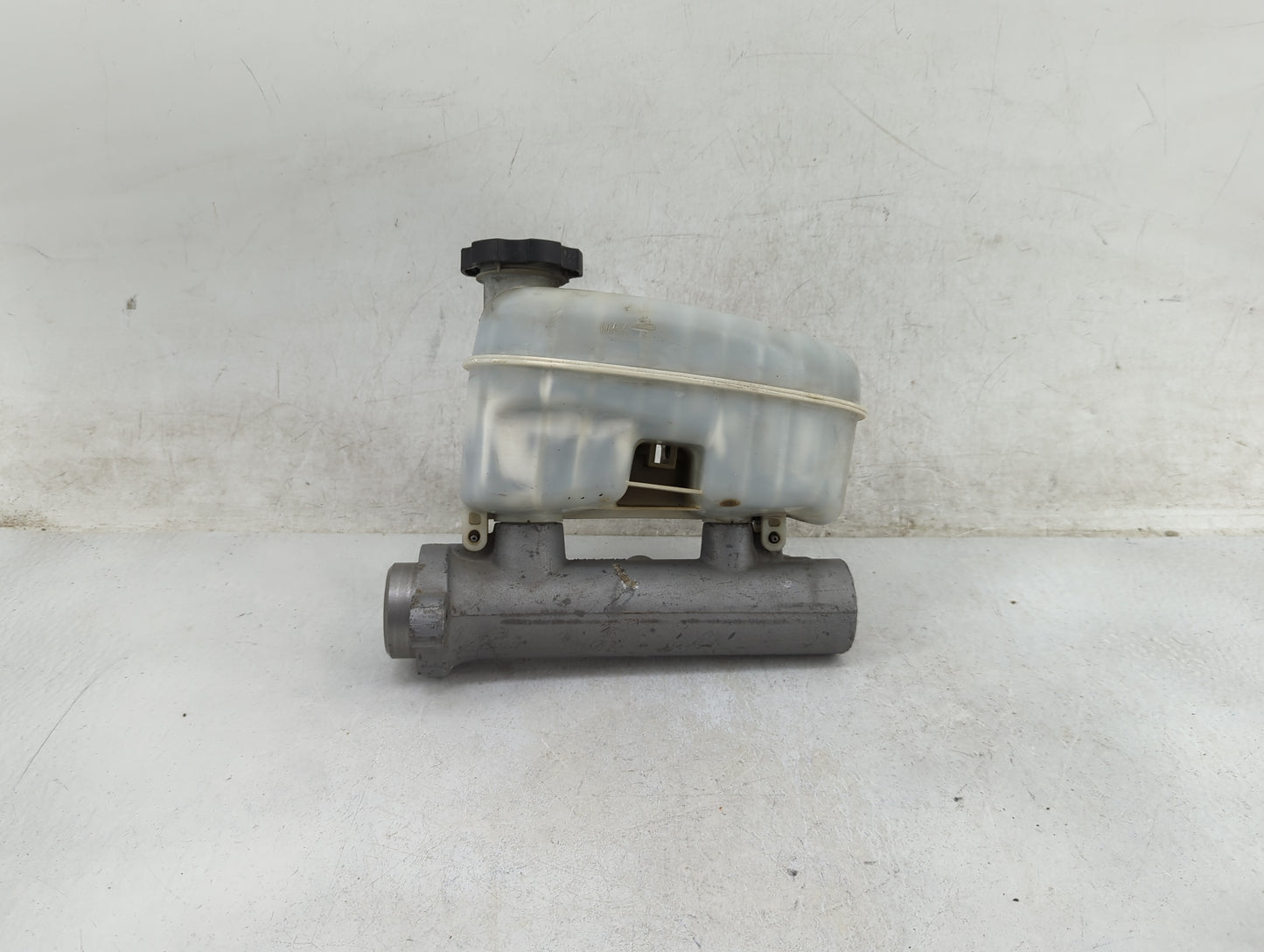 2003-2006 Gmc Yukon Brake Master Cylinder 1255627 - Oemusedautoparts1.com