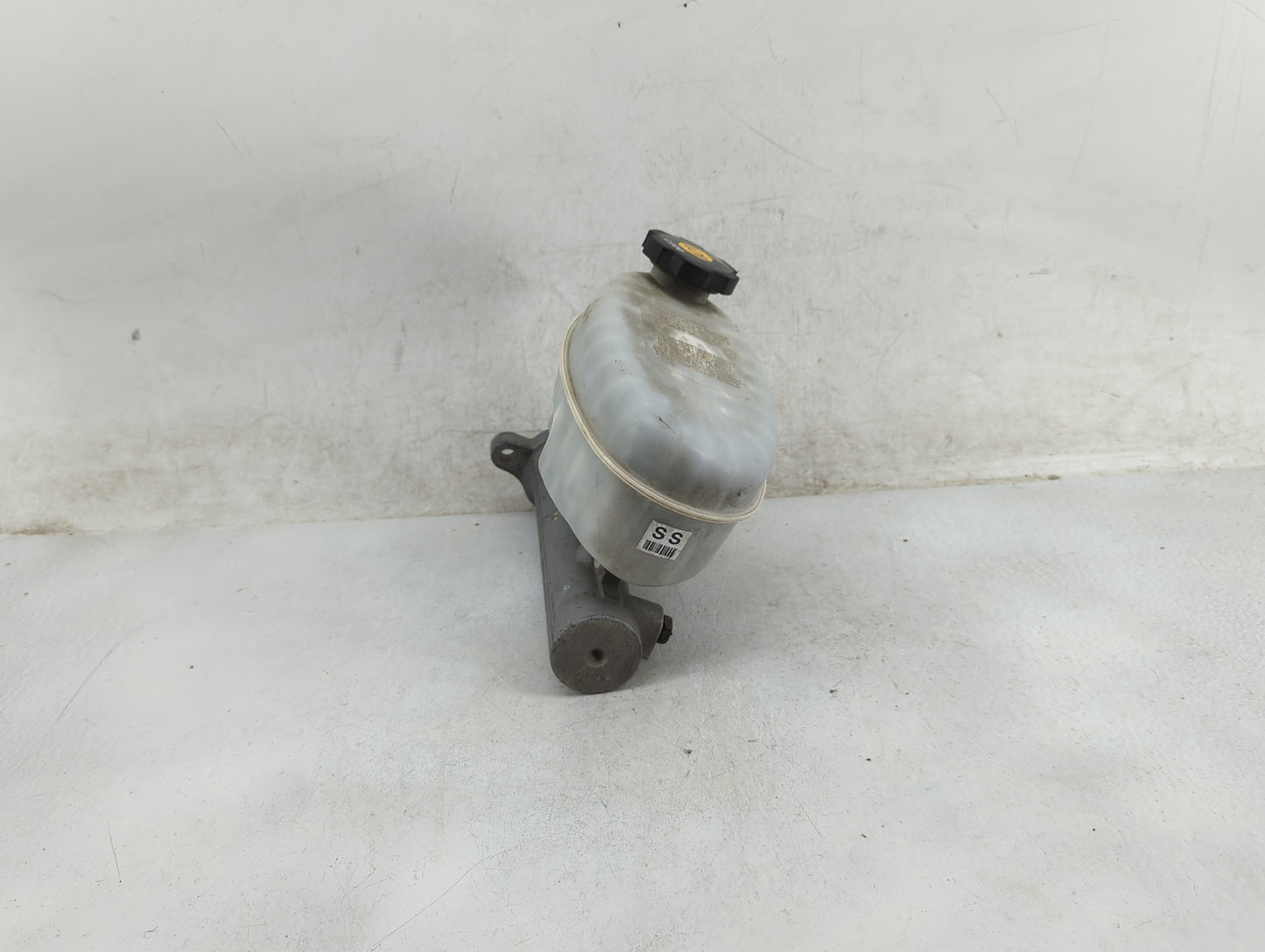 2003-2006 Gmc Yukon Brake Master Cylinder 1255627 - Oemusedautoparts1.com
