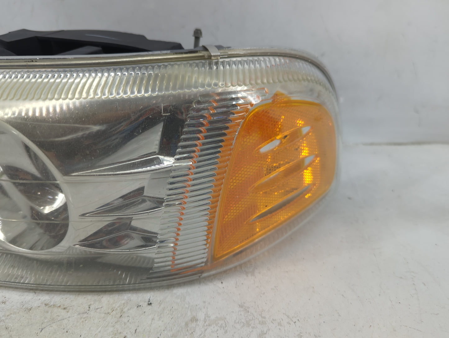 2001-2006 Gmc Yukon Driver Left Oem Head Light Headlight Lamp - Oemusedautoparts1.com