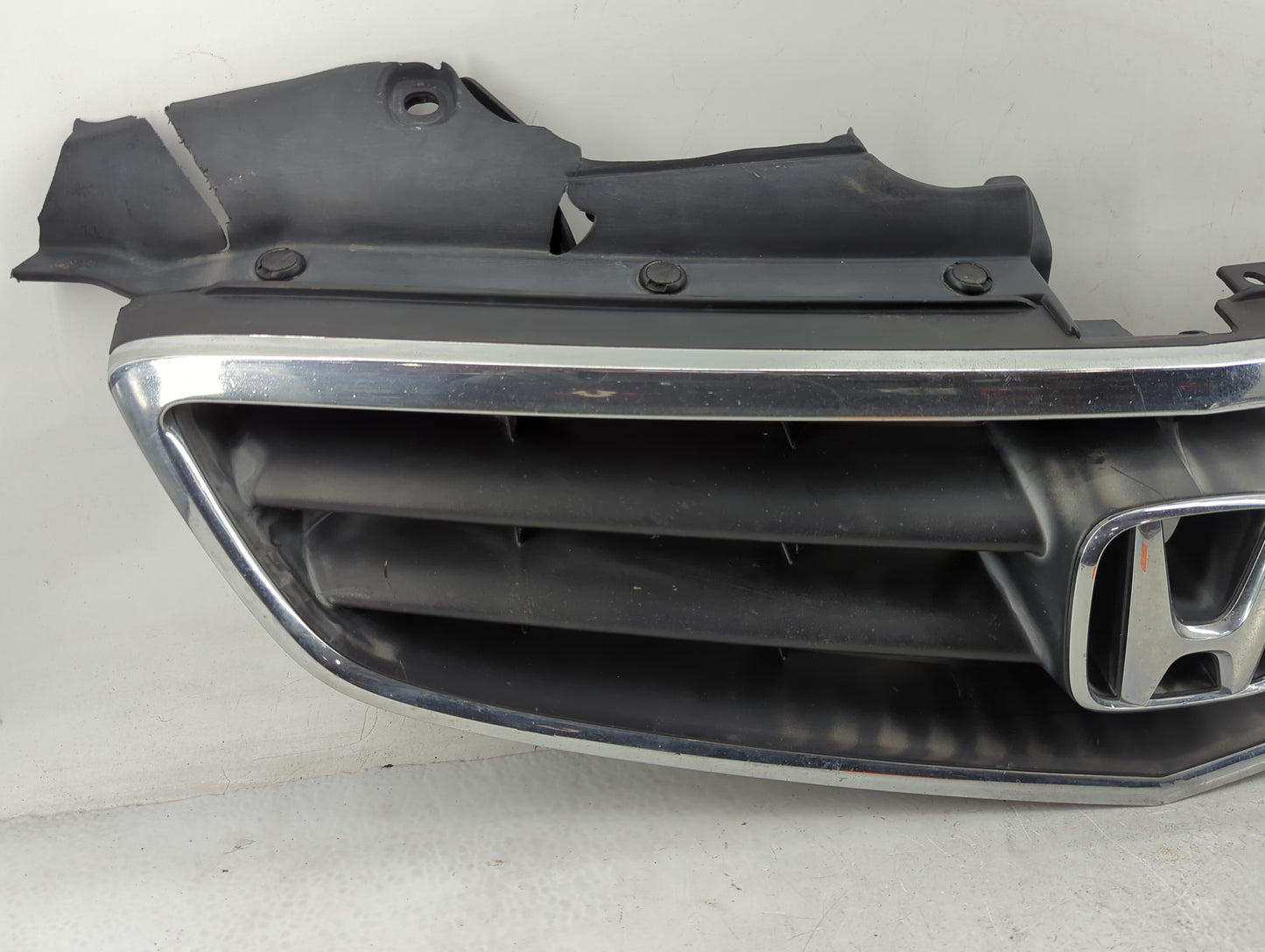 2002-2004 Honda Odyssey Front Bumper Grille Cover - Oemusedautoparts1.com