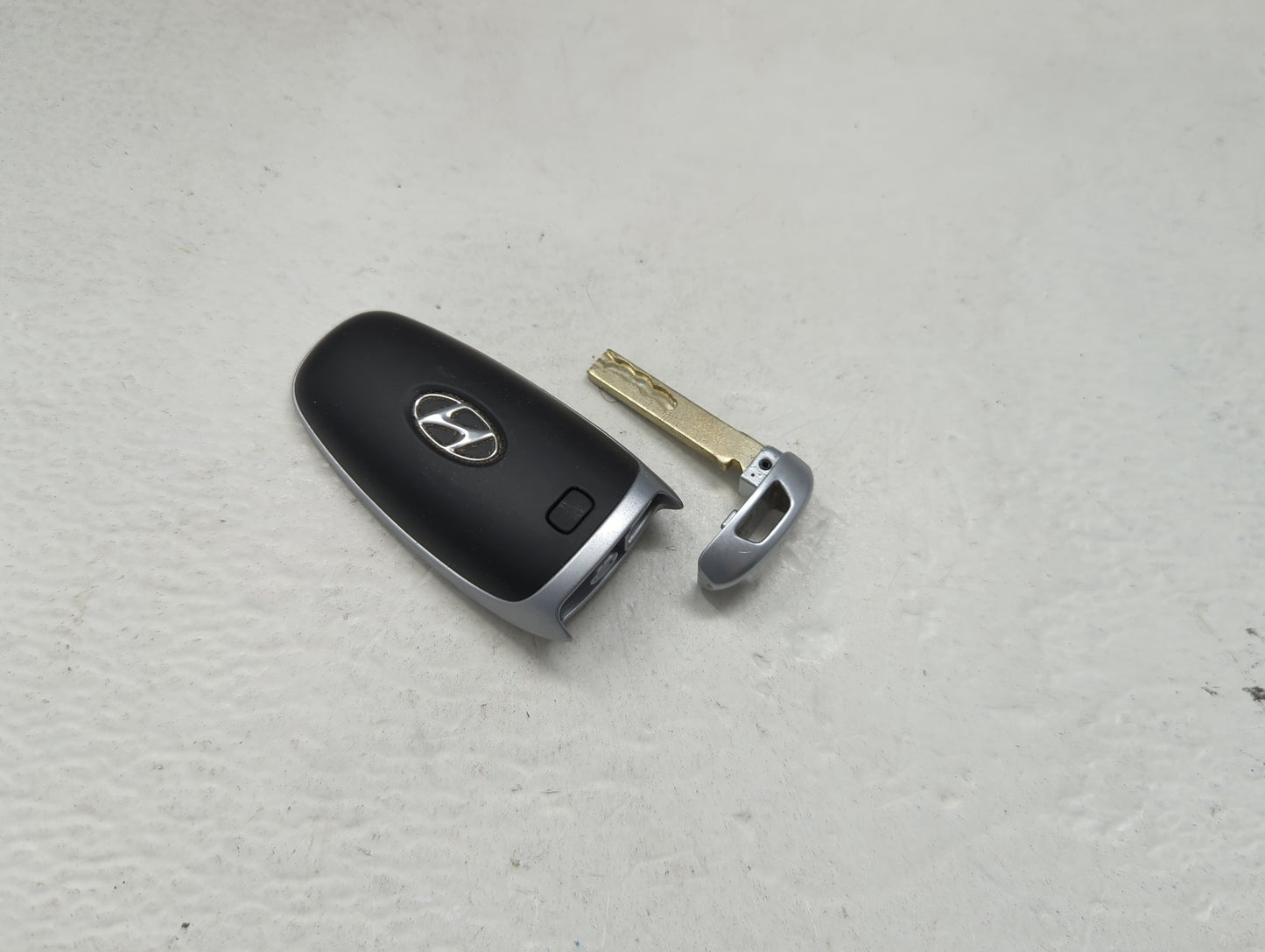 Hyundai Keyless Entry Remote Fob CQOFD01470 6 buttons - Oemusedautoparts1.com