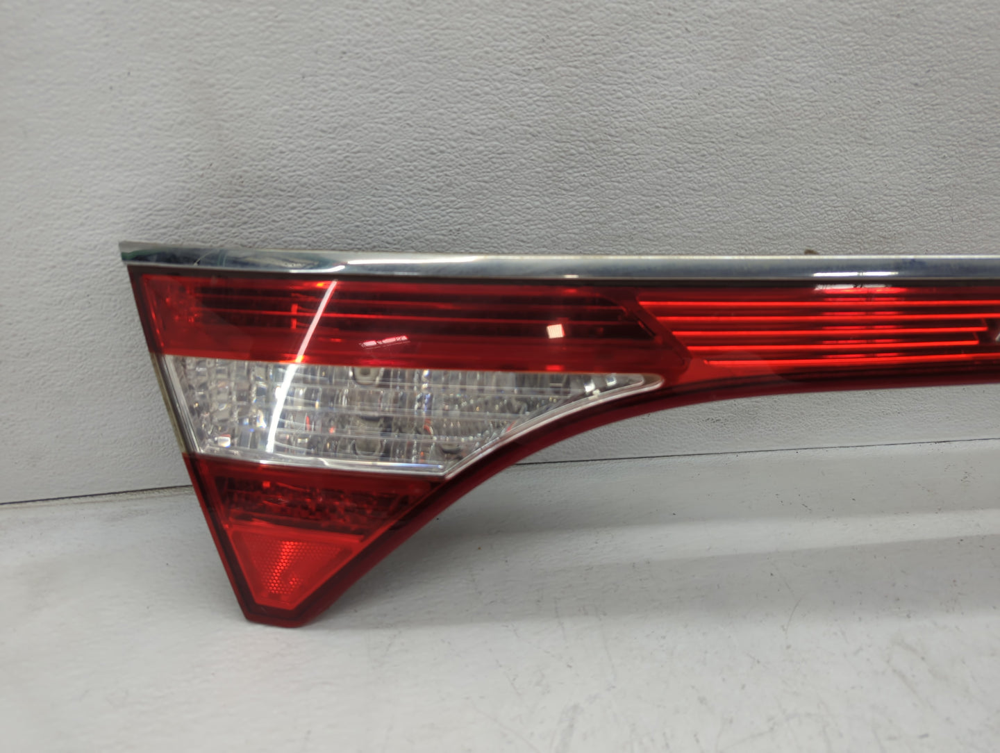 2012-2015 Hyundai Azera Driver Left Side Deck Lid Mounted Tail Light - Oemusedautoparts1.com