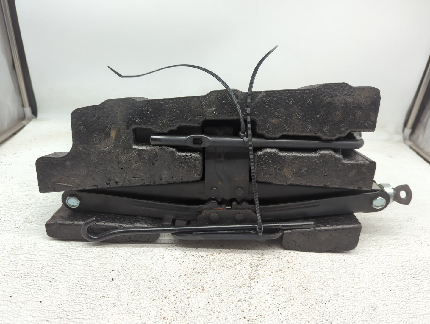 2010 Hyundai Santa Fe Spare Scissor Car Jack - Oemusedautoparts1.com