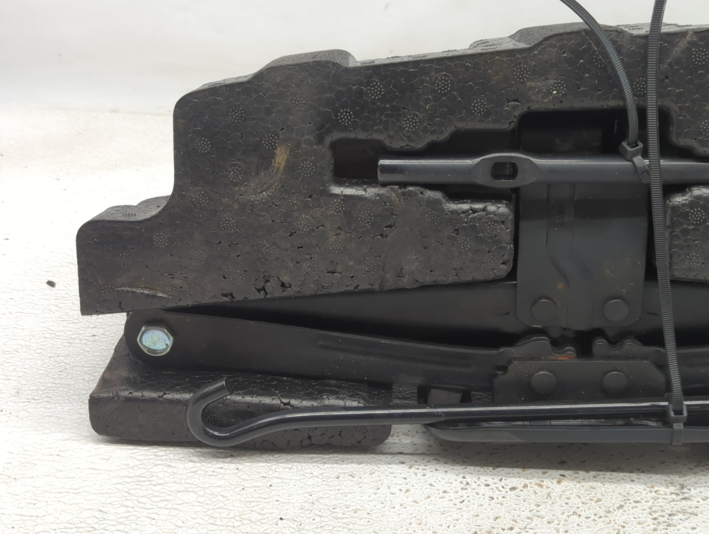 2010 Hyundai Santa Fe Spare Scissor Car Jack - Oemusedautoparts1.com