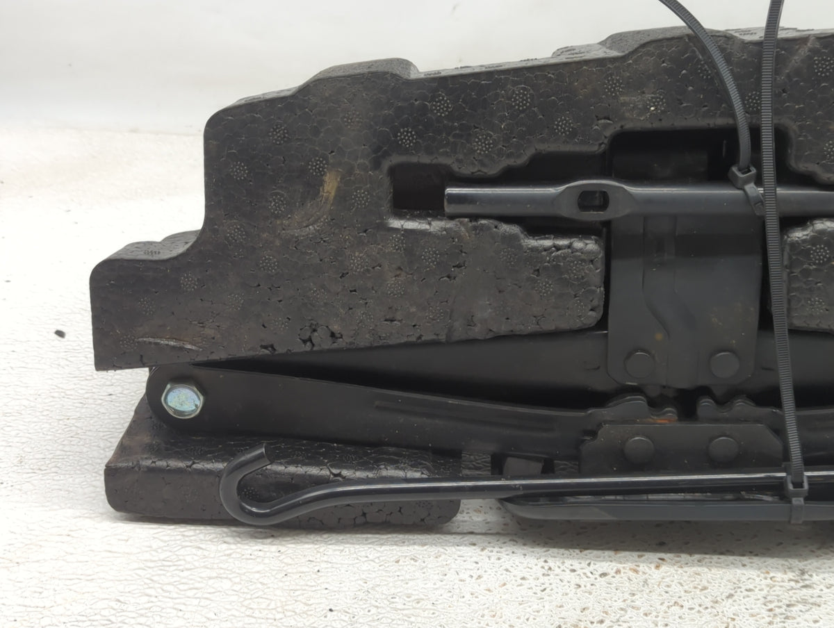 2010 Hyundai Santa Fe Spare Scissor Car Jack - Oemusedautoparts1.com