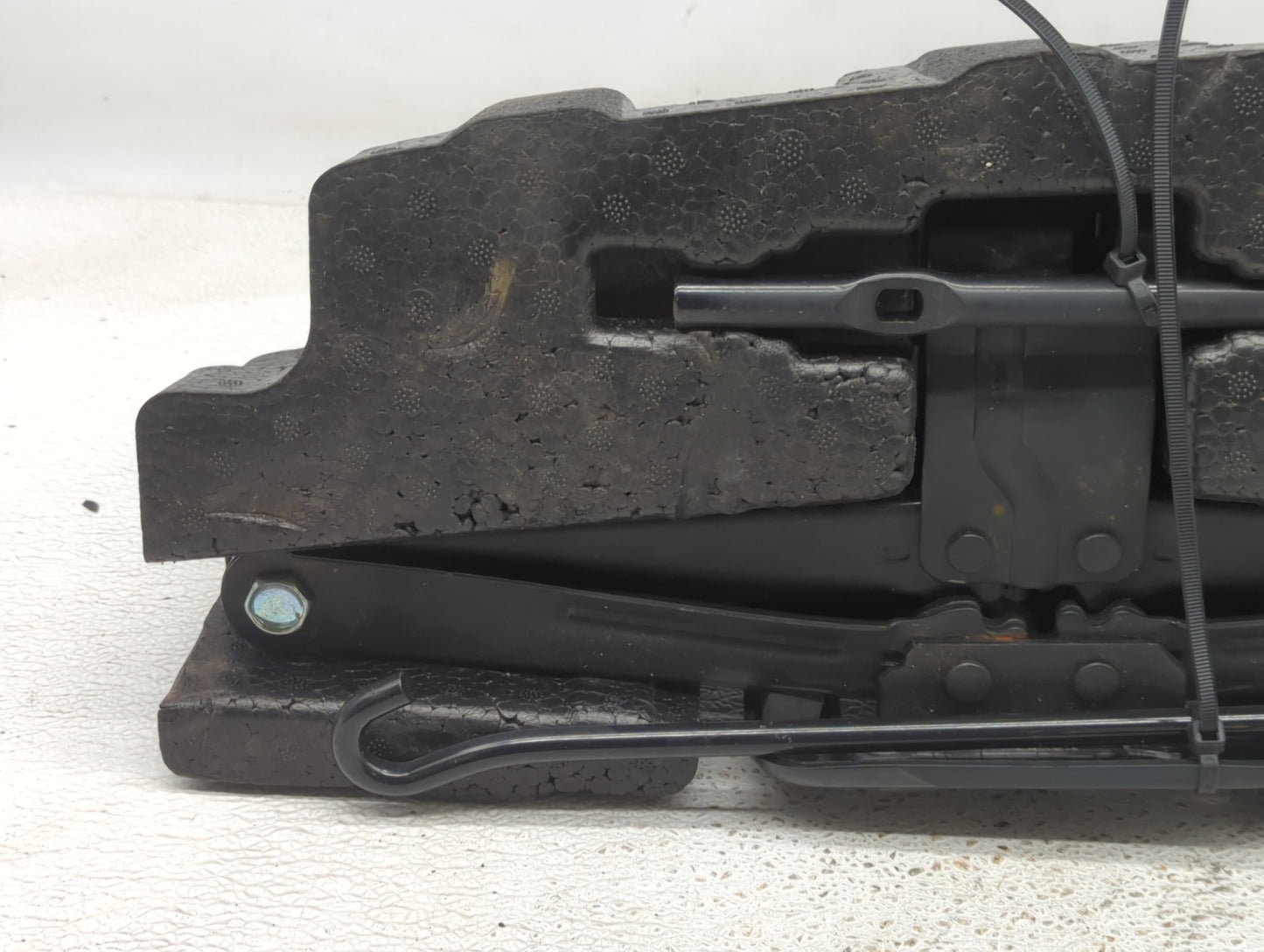 2010 Hyundai Santa Fe Spare Scissor Car Jack - Oemusedautoparts1.com