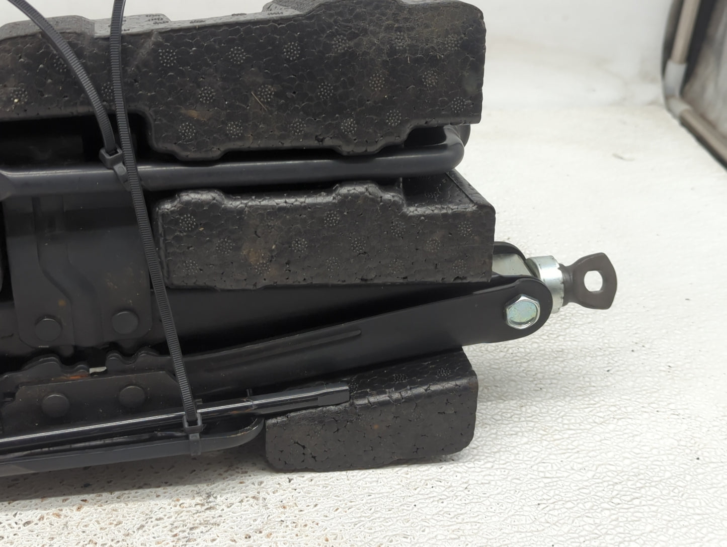 2010 Hyundai Santa Fe Spare Scissor Car Jack - Oemusedautoparts1.com