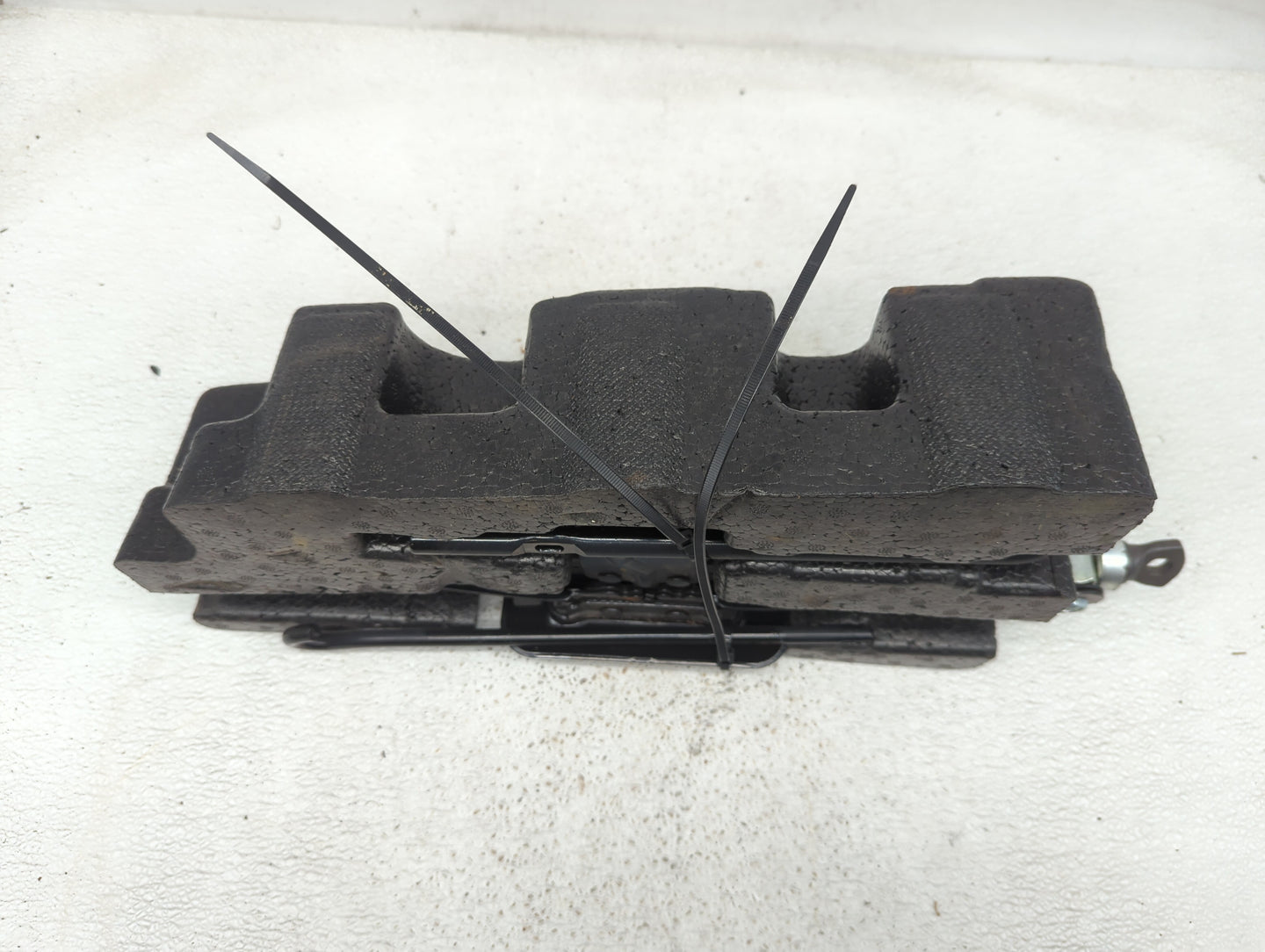 2010 Hyundai Santa Fe Spare Scissor Car Jack - Oemusedautoparts1.com