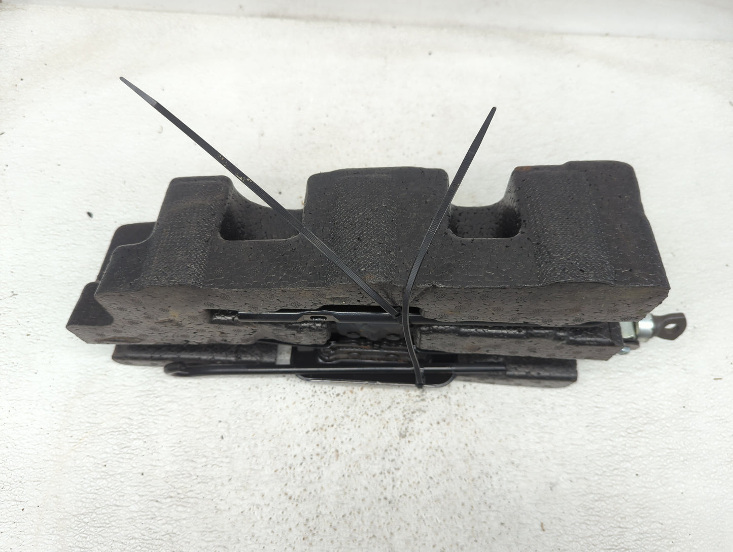 2010 Hyundai Santa Fe Spare Scissor Car Jack - Oemusedautoparts1.com
