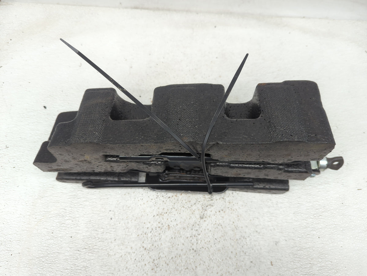 2010 Hyundai Santa Fe Spare Scissor Car Jack - Oemusedautoparts1.com