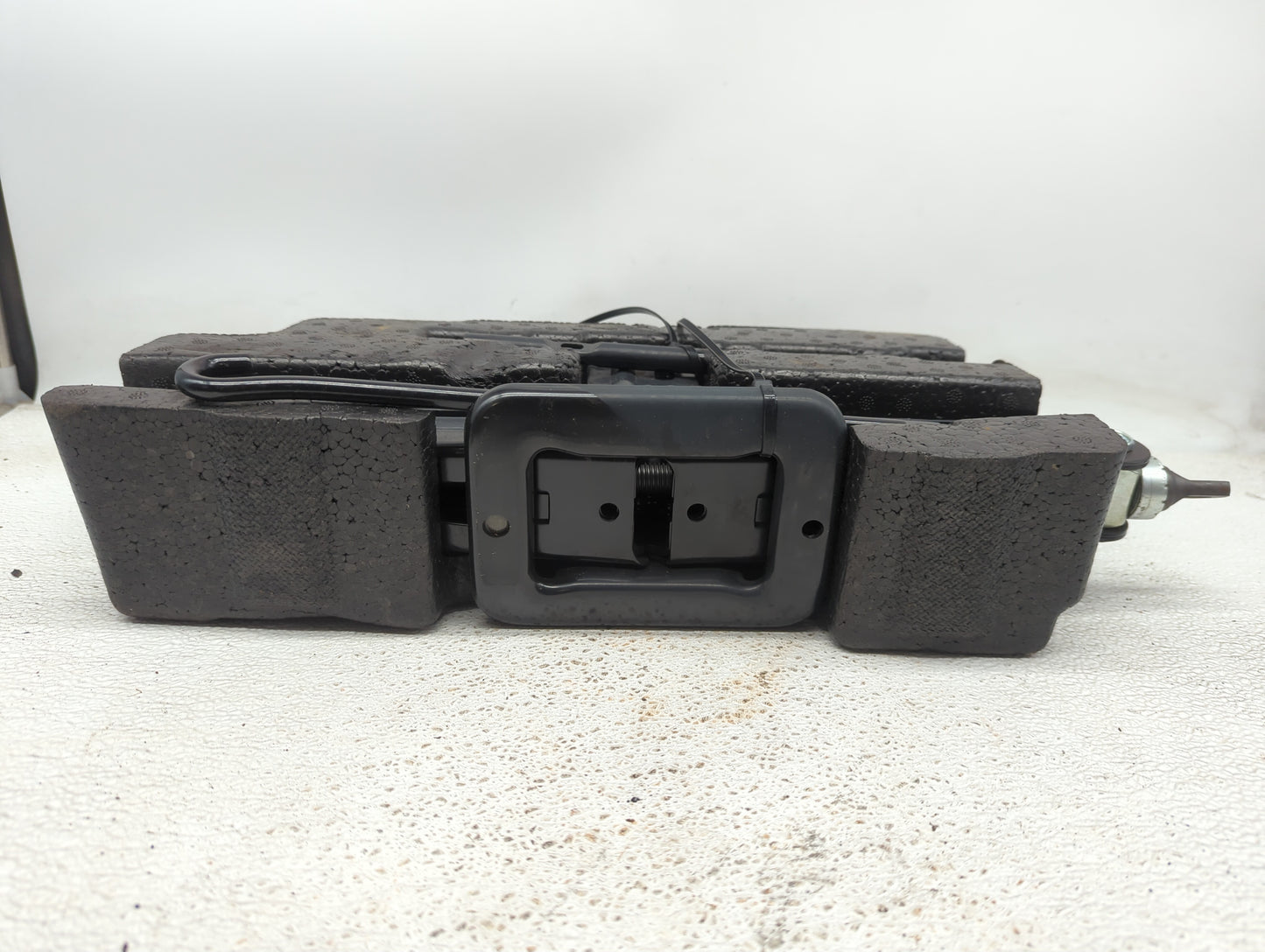 2010 Hyundai Santa Fe Spare Scissor Car Jack - Oemusedautoparts1.com