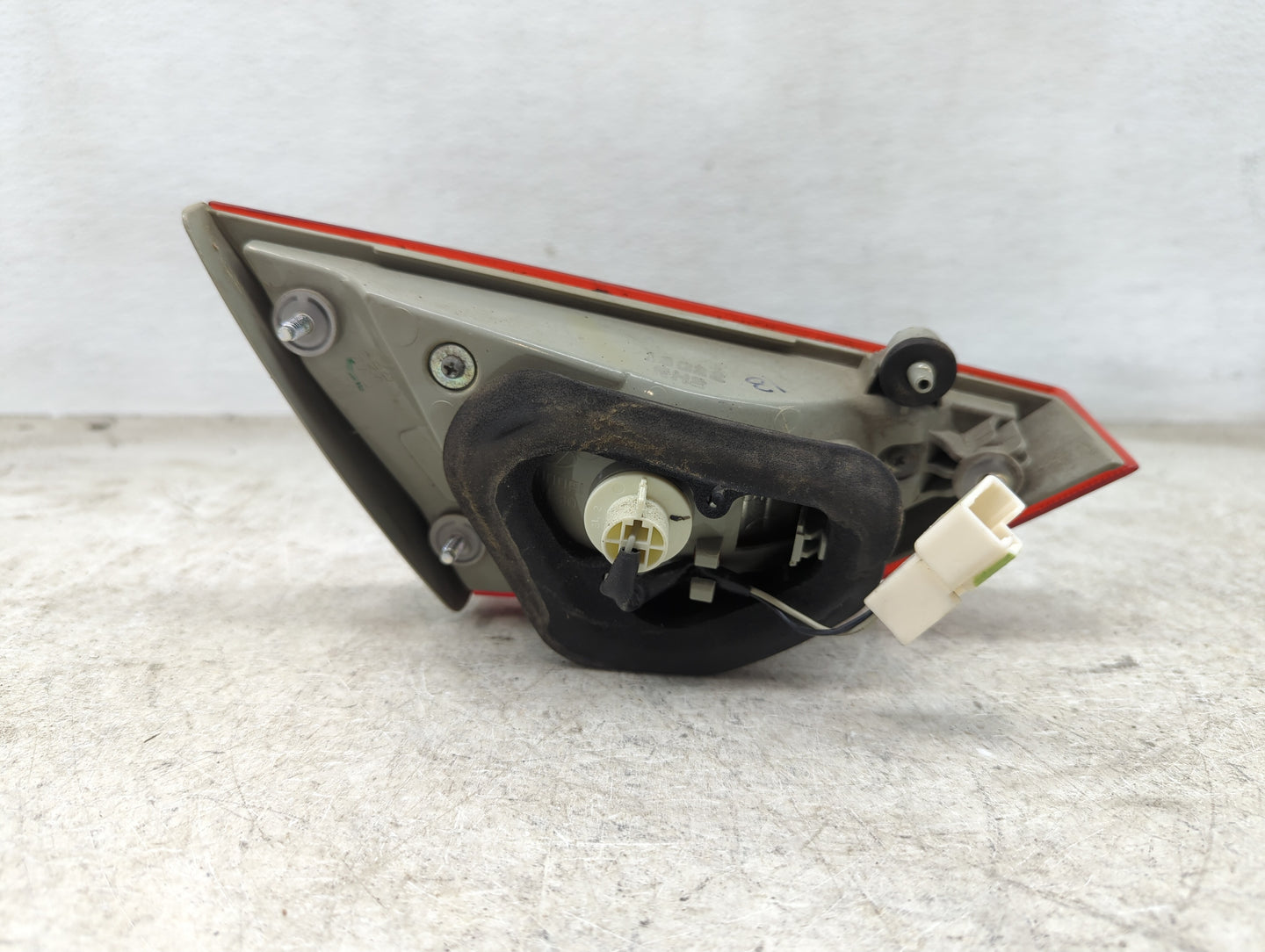 2011 Hyundai Sonata Passenger Right Side Deck Lid Mounted Tail Light - Oemusedautoparts1.com