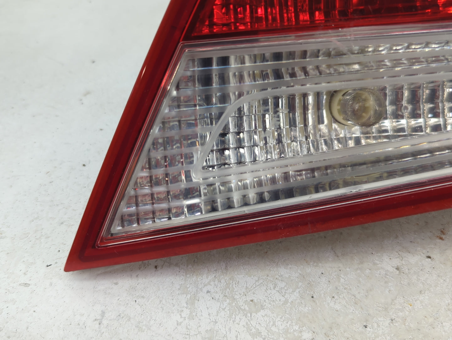 2011 Hyundai Sonata Passenger Right Side Deck Lid Mounted Tail Light 1156390 - Oemusedautoparts1.com