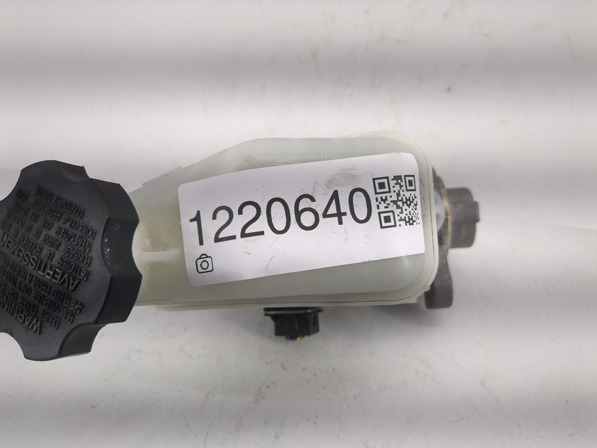 2011-2014 Hyundai Sonata Brake Master Cylinder 1220640 - Oemusedautoparts1.com