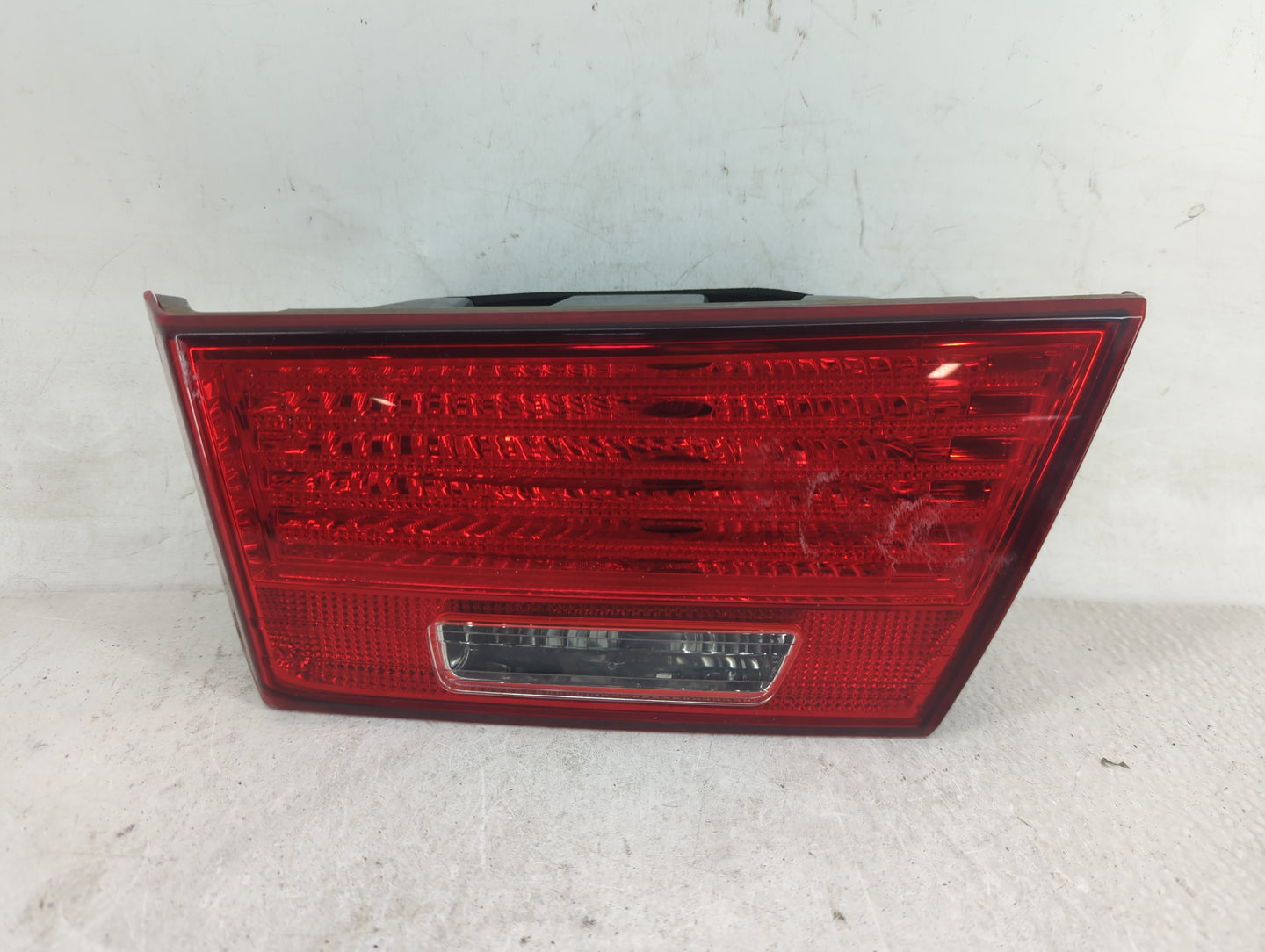 2009-2010 Hyundai Sonata Passenger Right Side Deck Lid Mounted Tail Light - Oemusedautoparts1.com