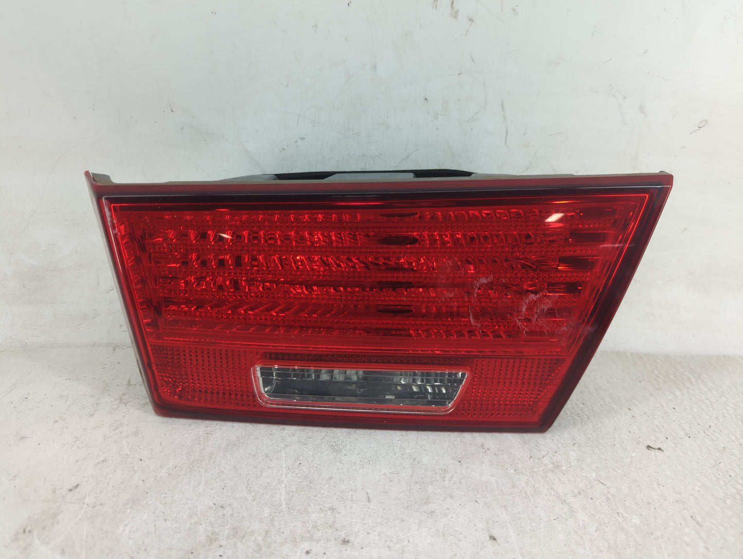 2009-2010 Hyundai Sonata Passenger Right Side Deck Lid Mounted Tail Light - Oemusedautoparts1.com
