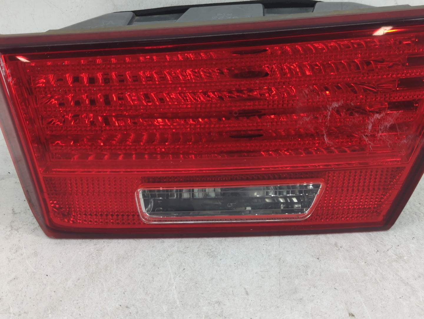 2009-2010 Hyundai Sonata Passenger Right Side Deck Lid Mounted Tail Light - Oemusedautoparts1.com