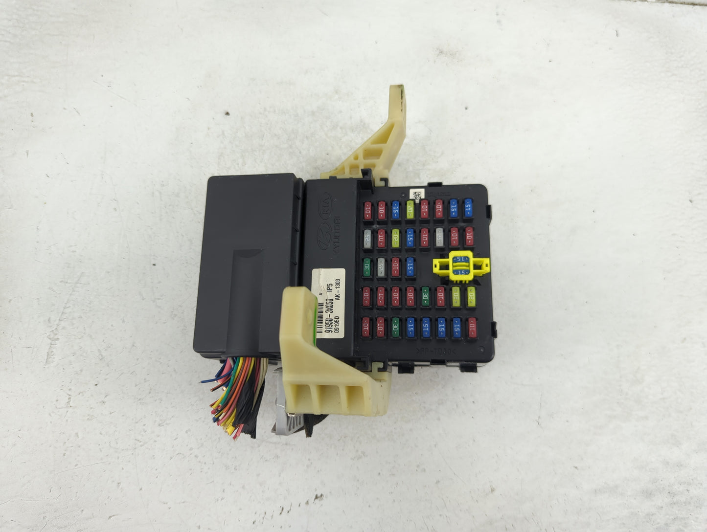 2009-2010 Hyundai Sonata Body Control Module Bcm Inner Cabin Fuse Box - Oemusedautoparts1.com