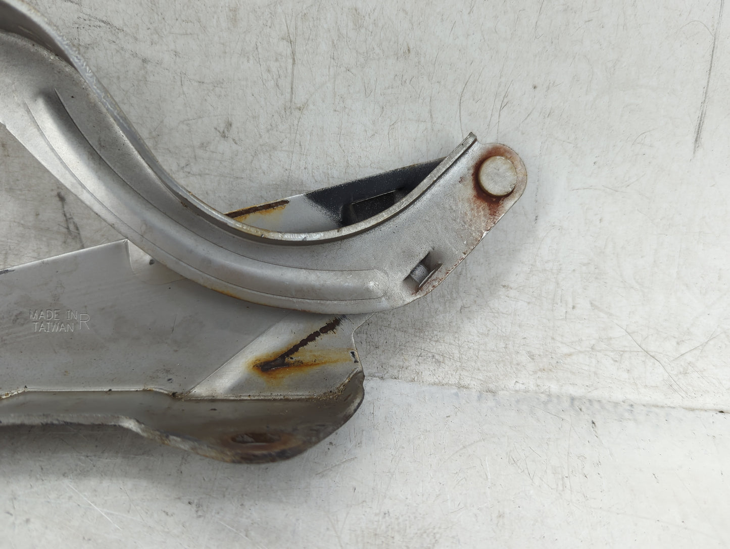 2011 Hyundai Sonata Passenger Hood Hinge 946827 - Oemusedautoparts1.com
