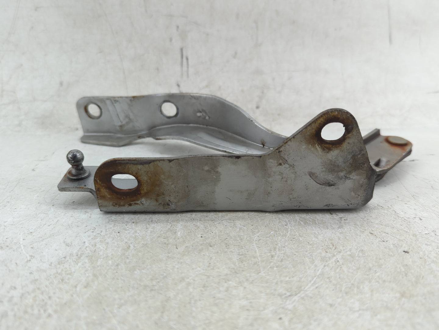 2011 Hyundai Sonata Passenger Hood Hinge 946827 - Oemusedautoparts1.com