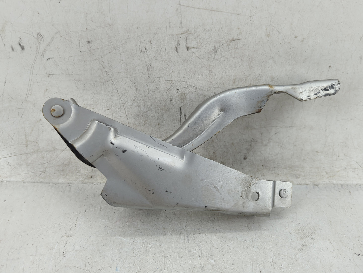 2011 Hyundai Sonata Passenger Hood Hinge 946827 - Oemusedautoparts1.com