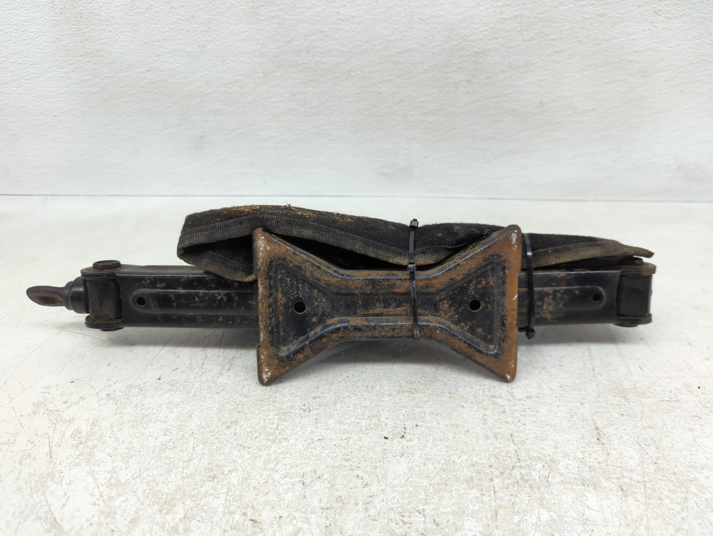 Hyundai Tucson Spare Scissor Car Jack 858155 - Oemusedautoparts1.com