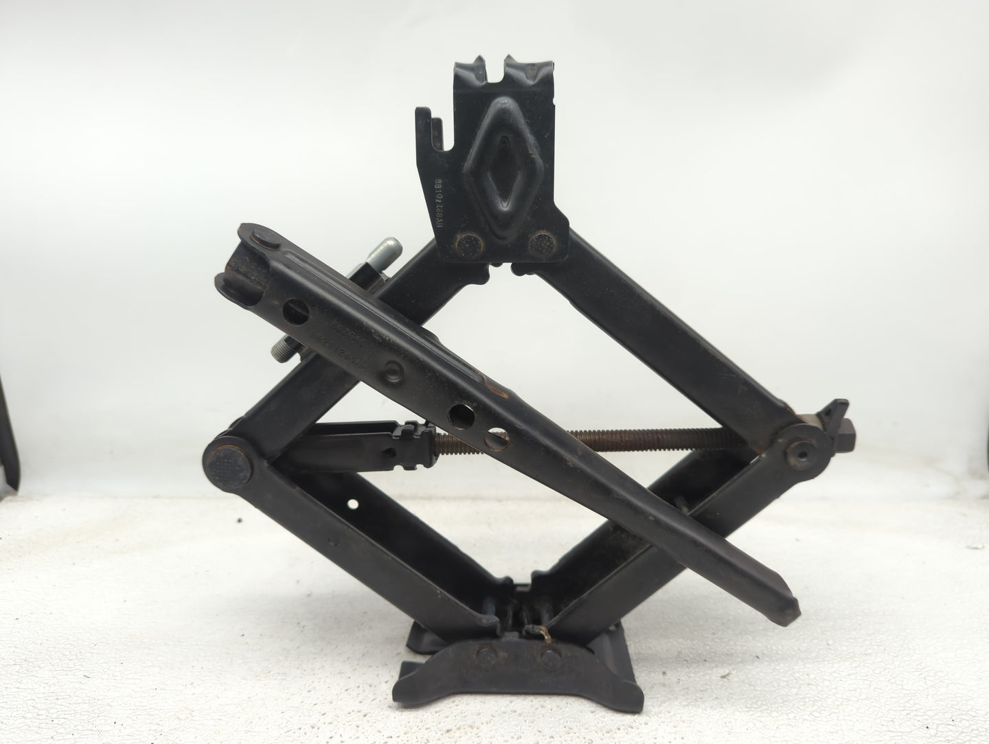2020 Jeep Cherokee Spare Scissor Car Jack - Oemusedautoparts1.com