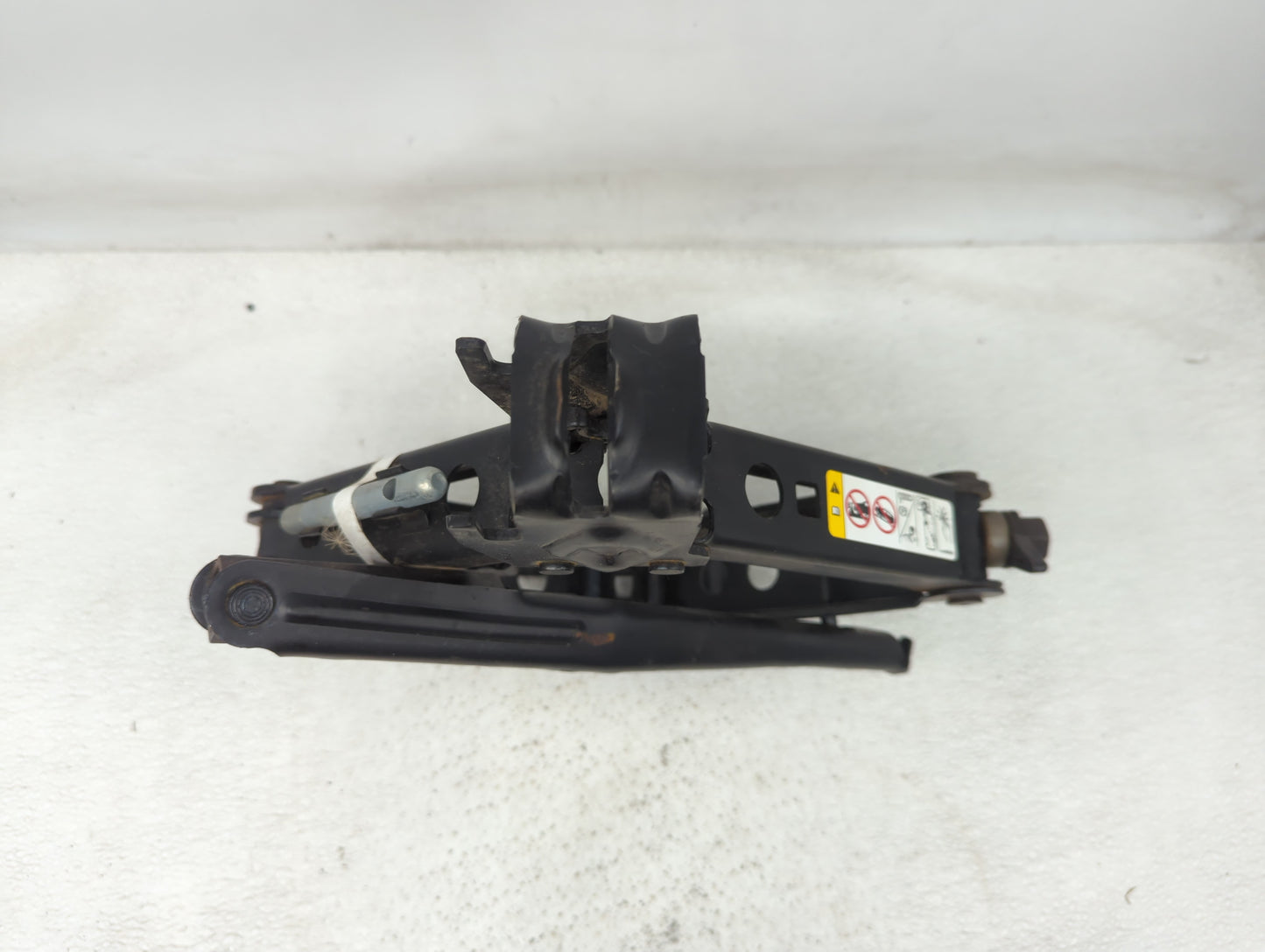 2020 Jeep Cherokee Spare Scissor Car Jack - Oemusedautoparts1.com