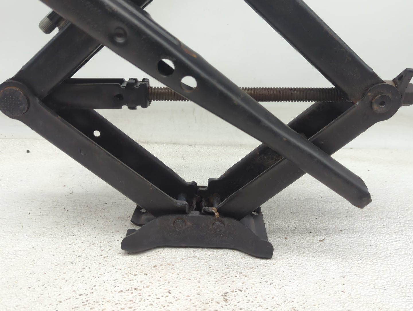 2020 Jeep Cherokee Spare Scissor Car Jack - Oemusedautoparts1.com