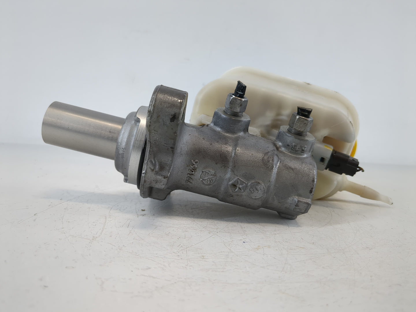 2014-2018 Jeep Cherokee Brake Master Cylinder - Oemusedautoparts1.com