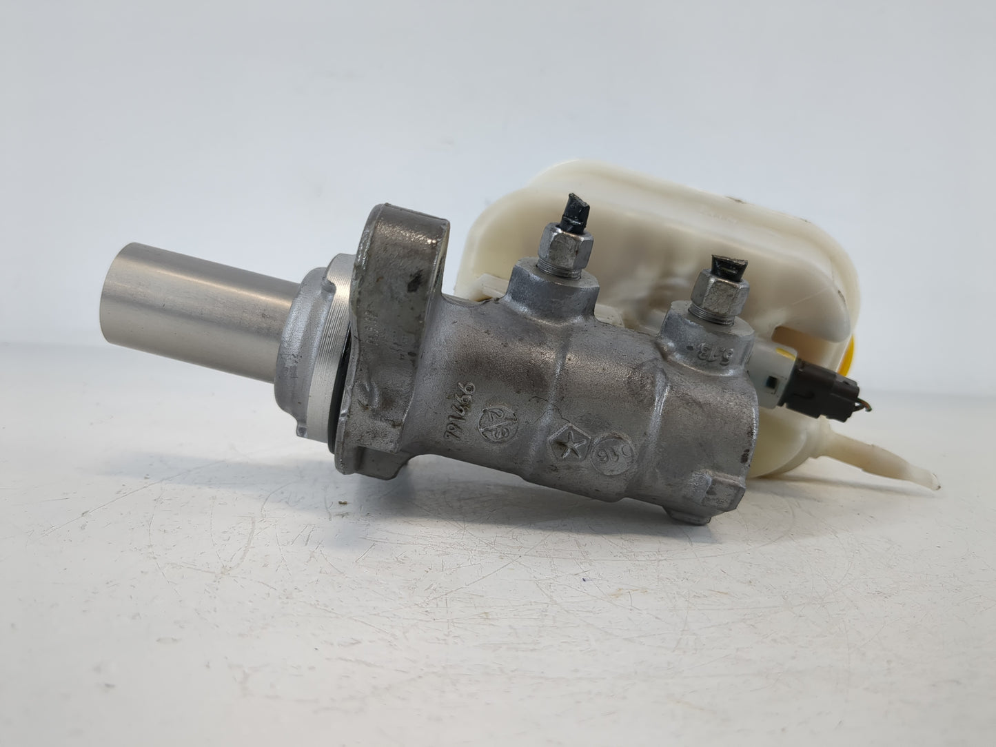 2014-2018 Jeep Cherokee Brake Master Cylinder - Oemusedautoparts1.com