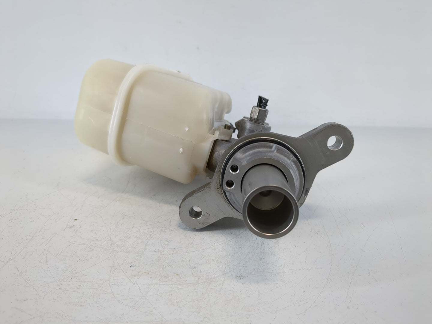 2014-2018 Jeep Cherokee Brake Master Cylinder - Oemusedautoparts1.com