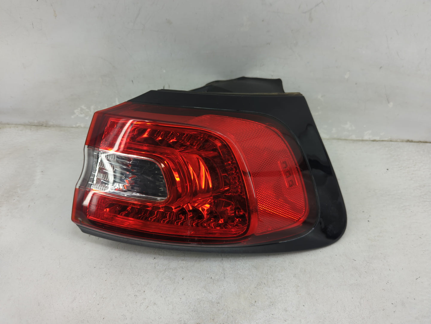 2014-2018 Jeep Cherokee Tail Light Assembly Passenger Right OEM Fits Fits 2014 2015 2016 2017 2018 OEM Used Auto Parts - Oem